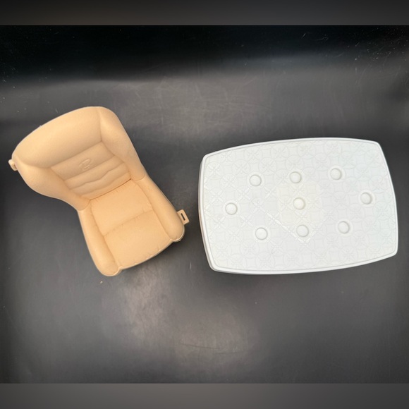 Mattel 2015 Barbie Doll Pop-Up Camper RV Replacement Tan Chair And White Table - Picture 2 of 12